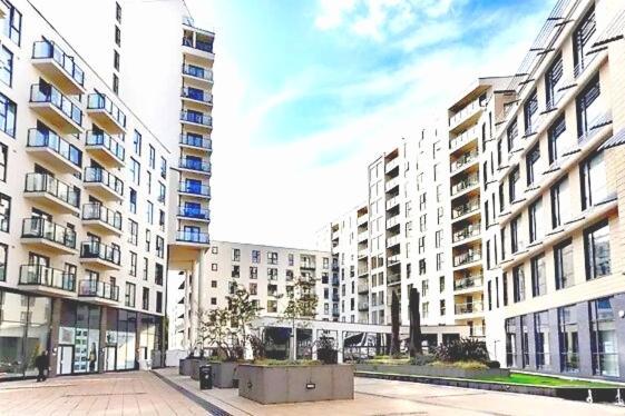 New Central Woking 1 And 2 Bedroom Apartments With Free Gym, Close To Train Station Bagian luar foto